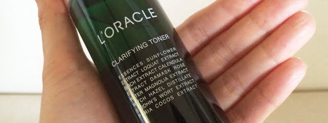 オラクルの化粧水を手に持った写真